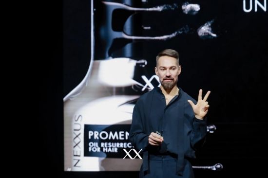 联合利华前瞻创新与设计全球高级副总裁兼NEXXUS PROMEND专研护理系列创始人Julien Moignard现场发言