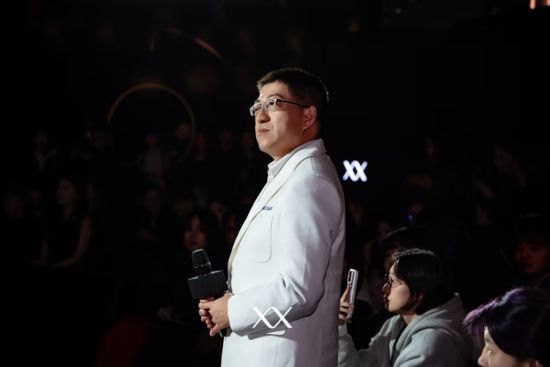 联合利华美妆与健康事业部北亚研发负责人韩磊先生介绍NEXXUS品牌产品的科技力